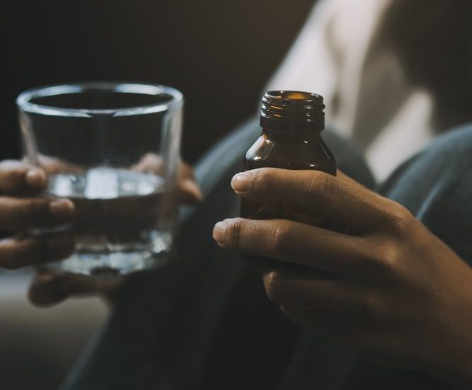 Mujer experimentando fatiga persistente y niebla mental, síntomas que pueden ser tratados con tDCS