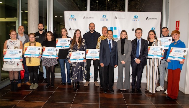 Judith Piquet, alcaldesa de Alcalá de Henares, con los premiados de Alcalá Emprende, incluyendo Alcalamente