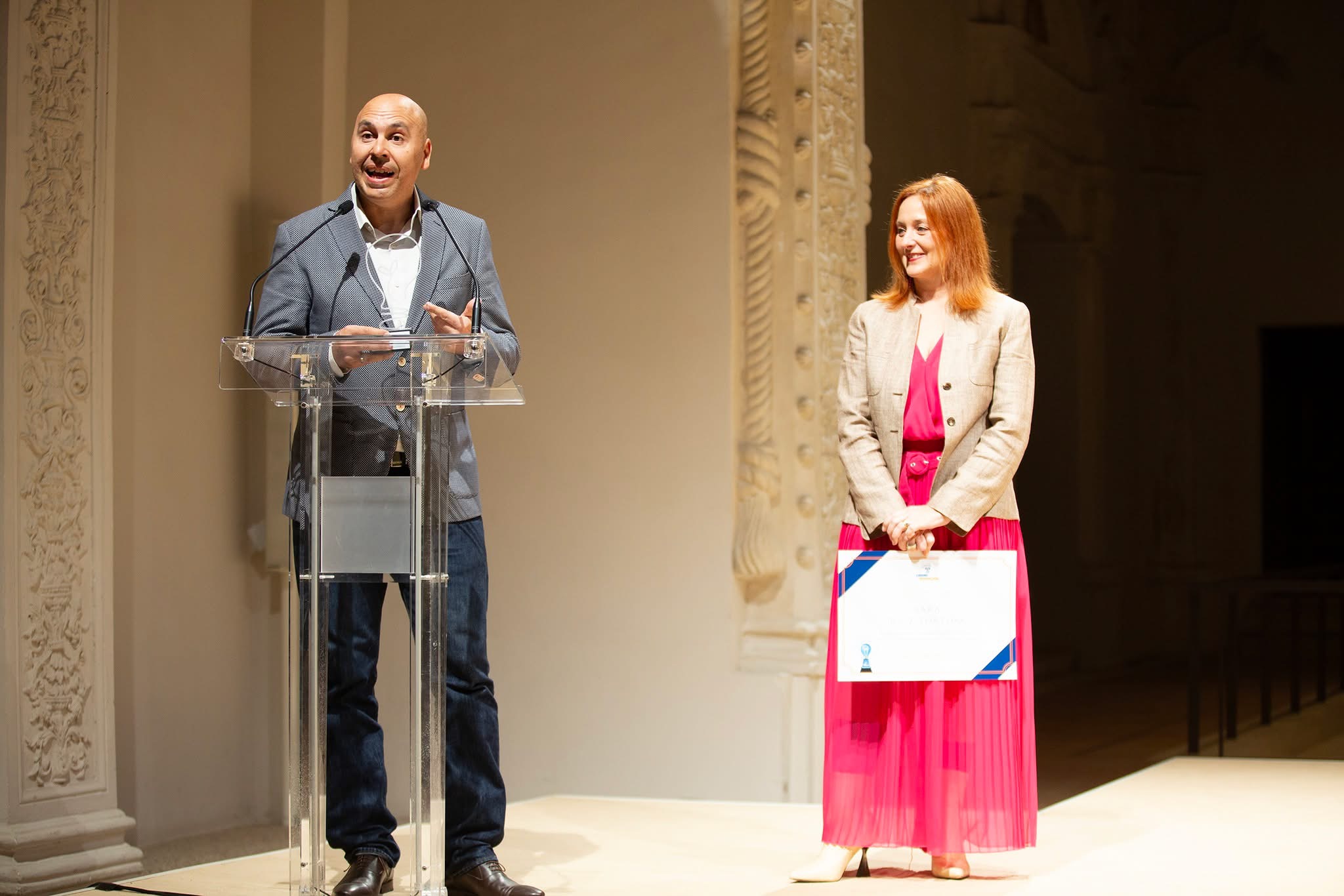 Dr. Galindo y Sara Ruiz Tortosa de Alcalamente reciben premio UAH por innovación en salud mental y EMT Madrid.
