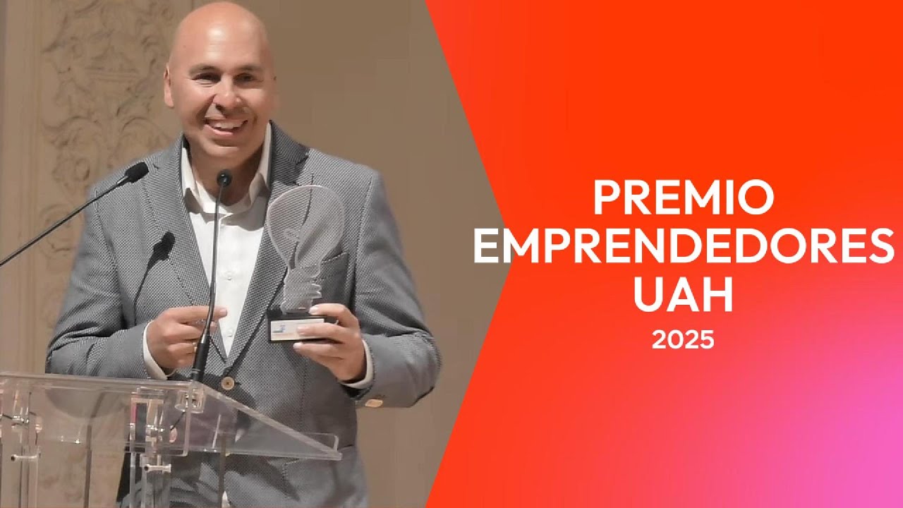 Alcalamente Galardonado con el Premio Emprendedores UAH 2025 Ganador sonriendo con el premio en los Premios Emprendedores UAH 2025