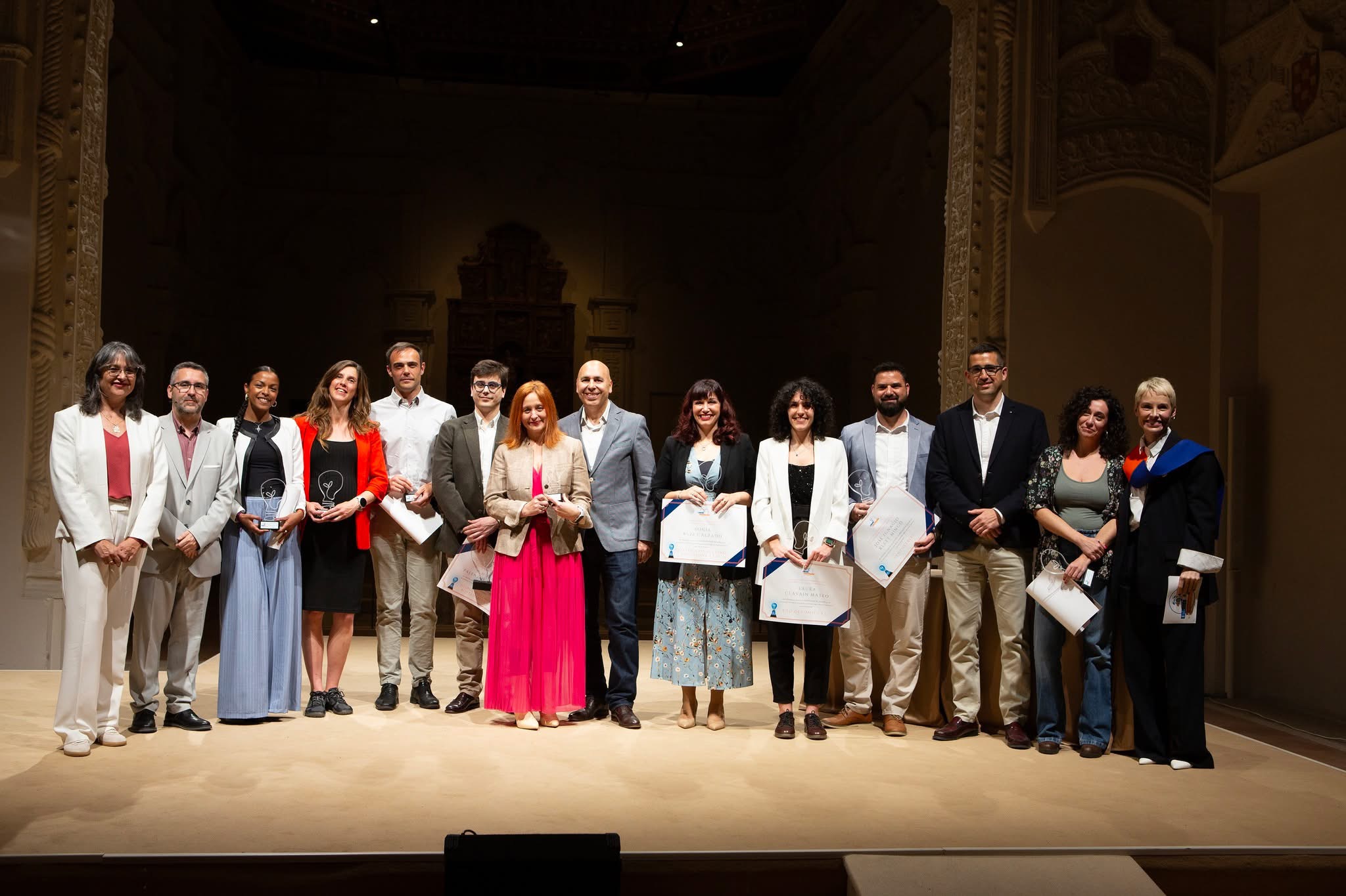 Soraya Arnelas y grupo de premiados en los Premios Emprendedores UAH, incluyendo equipo de Alcalamente, reconocido por innovación en salud mental.