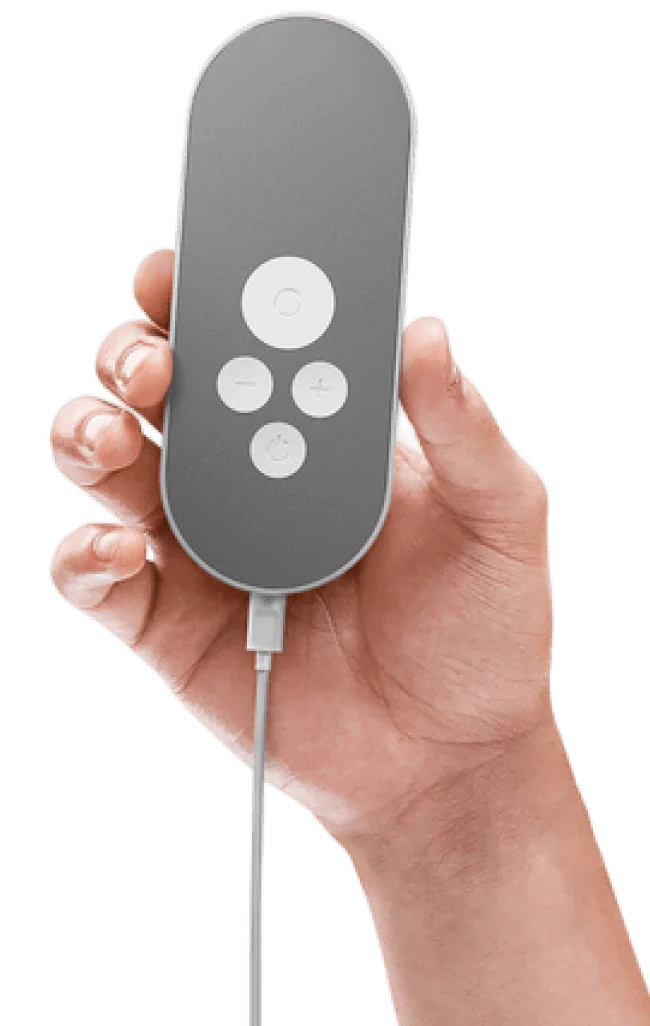 Nurosym: Estimulación vagal cómoda y en casa para la ansiedad. Dispositivo Nurosym de estimulación del nervio vago para ansiedad sostenido en una mano (tVNS).