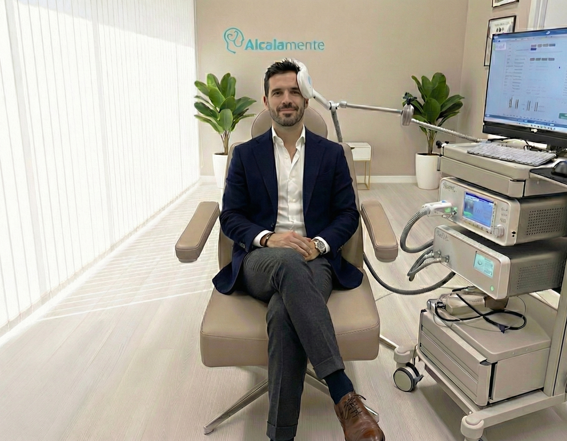 paciente en consulta con equipo de EMT para tratamiento de cocaína en clínica Alcalamente, Madrid