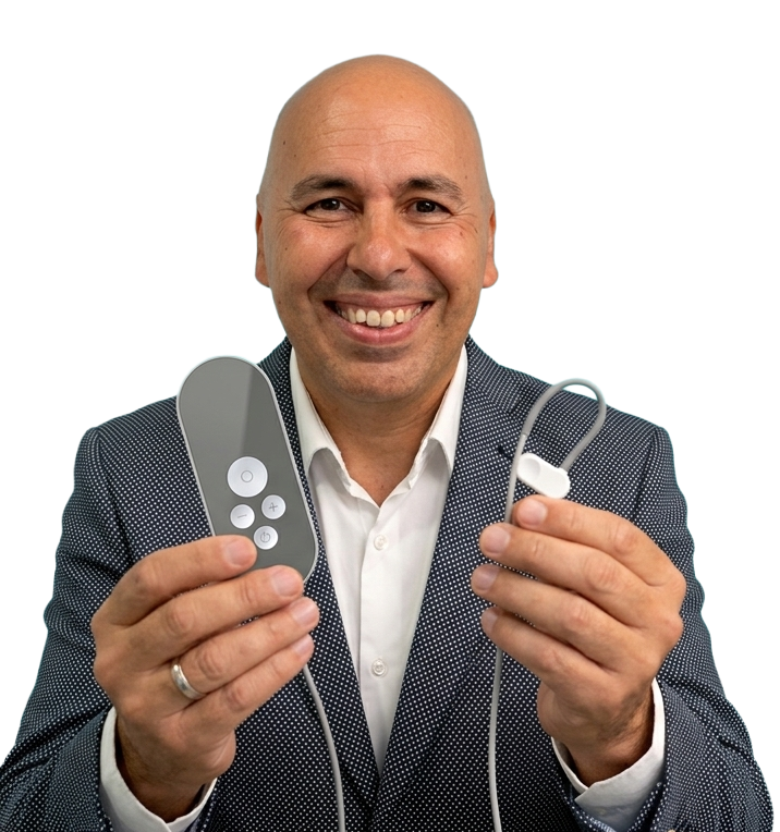 Dr. Javier Conejo Galindo, mejor psiquiatra en Madrid, sosteniendo un dispositivo de estimulación del nervio vago tVNS.