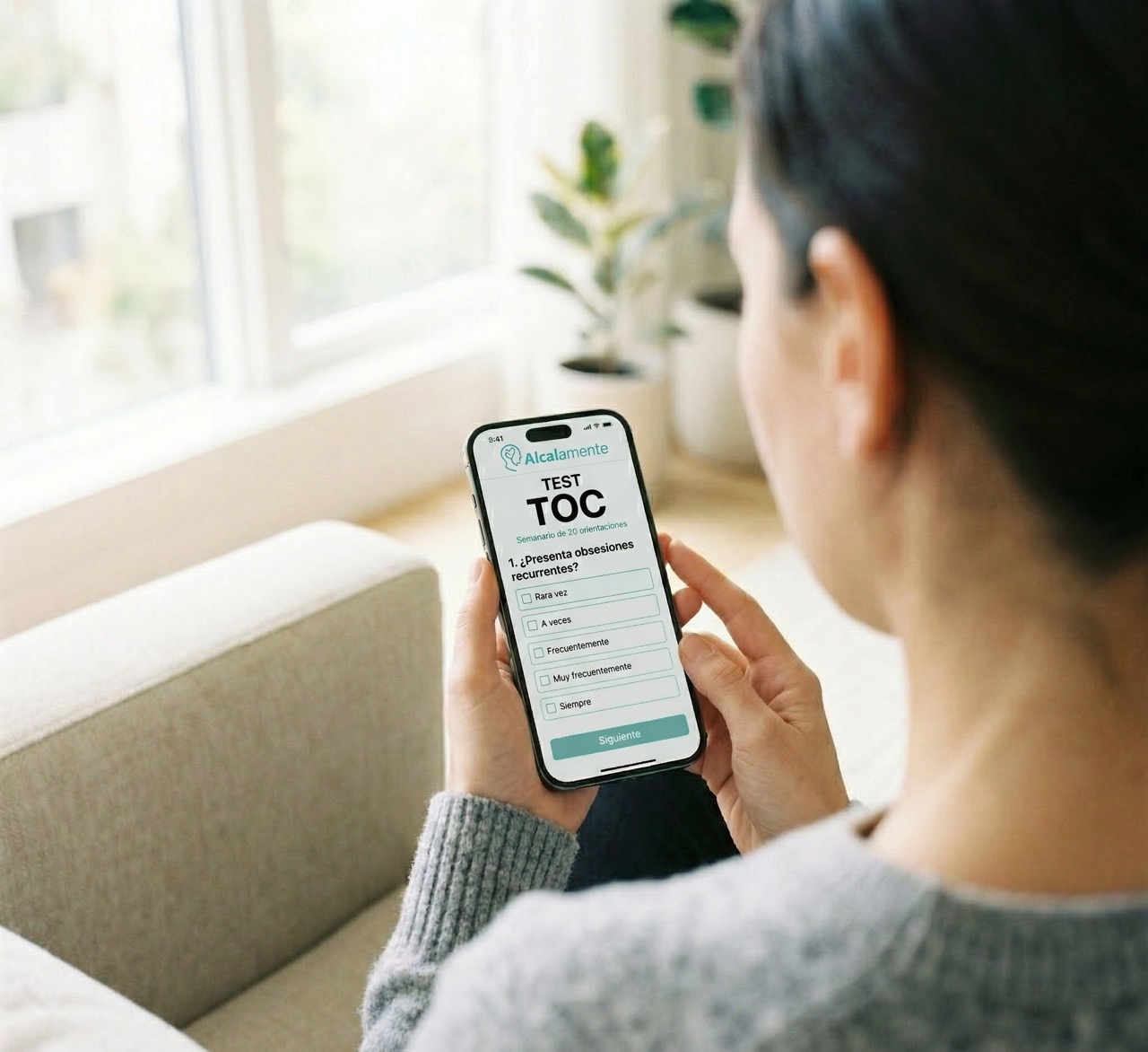 Persona realizando el test de TOC online OCI-R para identificar subtipos de obsesiones y compulsiones